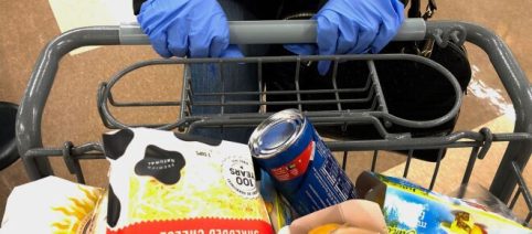 Lecce, vuole saltare la fila al supermercato simulando di avere la febbre: denunciata