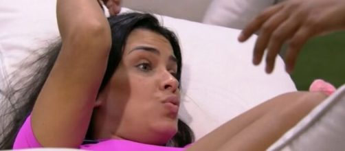 Ivy conversa com Flayslane, e acusa Babu de se virar contra Prior. (Reprodu&ccedil;&atilde;o/TV Globo)