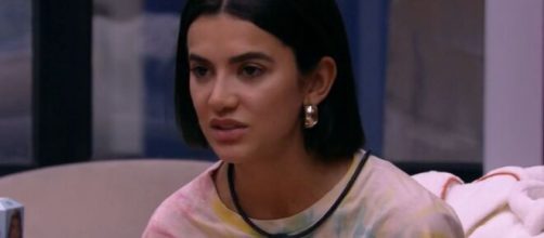 Manu conversa com Rafa no quarto do l&iacute;der. (Reprodu&ccedil;&atilde;o/TV Globo)