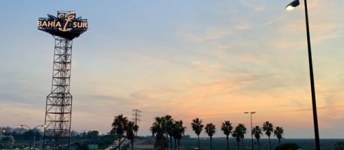 Muchos centros comerciales albergan grandes cadenas de supermercados.