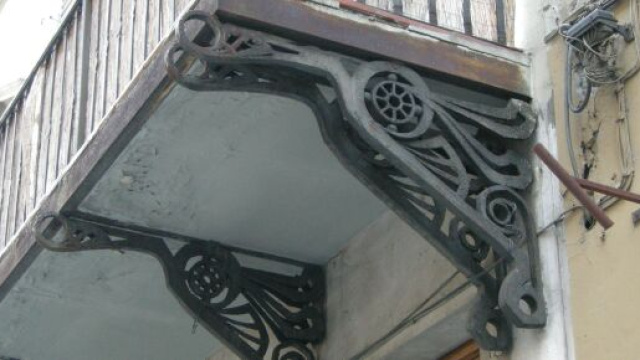 Chiavari, festa in casa con gli amici: 16enne si appende alla ringhiera del balcone per non essere multato.