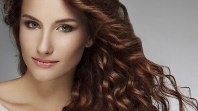 Moda: tagliare i capelli lunghi a casa da sole e schiarire la capigliatura.