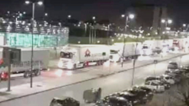 Napoli, sono arrivati i tir contenenti il materiale per la costruzione del Covid Center.