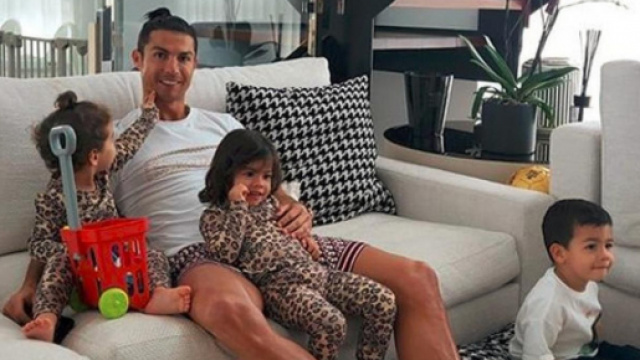 Cristiano Ronaldo en compagnie de ses enfants dans sa maison &agrave; Mad&egrave;re