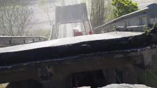 Crolla un ponte tra Liguria e Toscana.