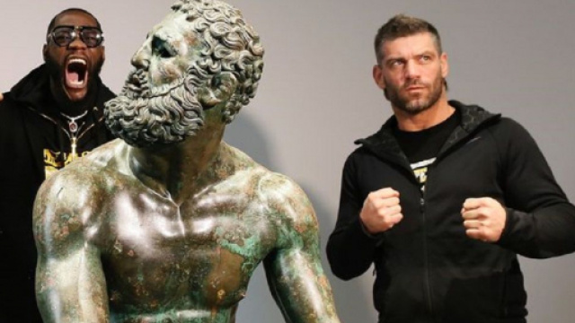 Deontay Wilder e Clemente Russo posano insieme in occasione della visita a Roma dell'ex campione del mondo dei pesi massimi nel 2019.