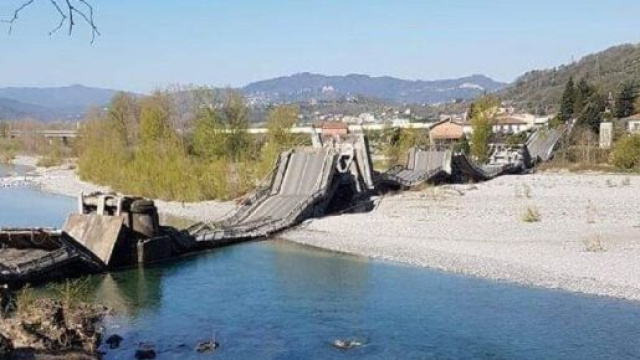 &Egrave; crollato il ponte di Caprigliola tra La Spezia e Massa, due veicoli coinvolti ma i conducenti sono salvi.