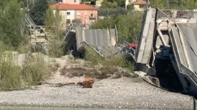 Massa Carrara, crolla un ponte sul fiume Magra tra Albiano e Santo Stefano