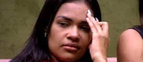 "BBB20": Flayslane bebe de mais faz xixi no ch&atilde;o, cospe na mesa e p&uacute;blico pede expuls&atilde;o. (Reprodu&ccedil;&atilde;o/TV Globo)