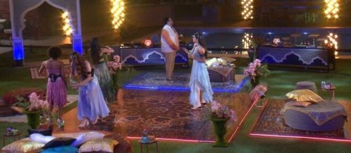 Brothers se divertem durante Festa Mil e Uma Noites na casa do 'BBB20'. (Reprodu&ccedil;&atilde;o/TV Globo)