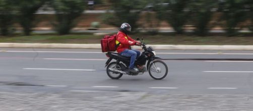 Entregador &eacute; surpreendido com lanche surpresa de cliente no Rio. (Arquivo Blasting News)