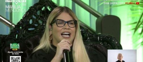 Live de Mar&iacute;lia Mendon&ccedil;a no YouTube conta com int&eacute;rprete de libras 'dan&ccedil;ante'. (Reprodu&ccedil;&atilde;o/Youtube)