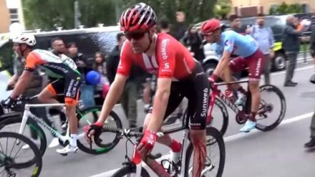 Tom Dumoulin ferito al Giro d'Italia dello scorso anno.