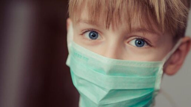 Il decreto del 26 aprile ha stabilito che i bambini sopra i sei anni devono indossare la mascherina per contenere la diffusione del coronavirus.