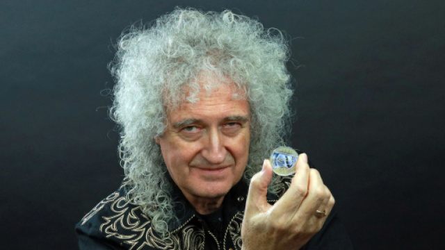 Incidente per Brian May. Problemi al grande gluteo dopo una sessione di giardinaggio