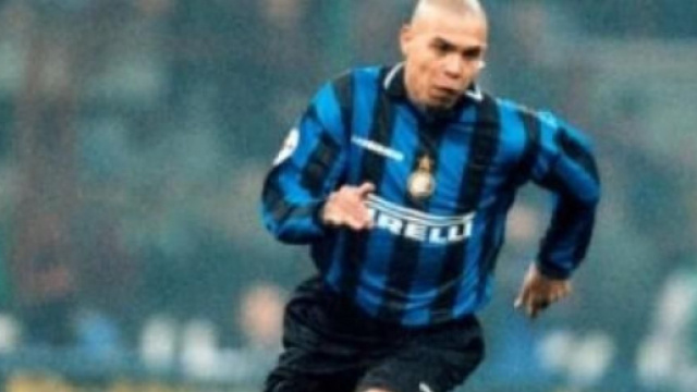 Nella foto Ronaldo con la maglia dell'Inter.
