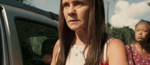 Thelma (Adriana Esteves) na cena que antecede o momento que ela mata Rita (Mariana Nunes) na trama. ( Reprodu&ccedil;&atilde;o/TV Globo )