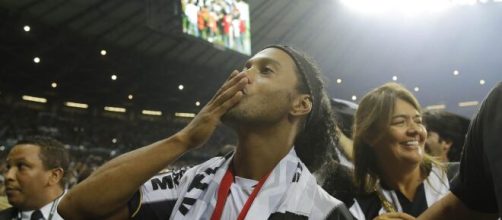 Torcedor do Galo poder&aacute; matar a saudade de Ronaldinho (arquivo Blasting News).