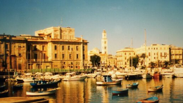 Bari, i commercianti scendono in piazza: 'Distrutti dal coronavirus, dobbiamo ripartire'.