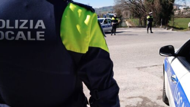 Controllo in corso degli agenti della Polizia Locale.