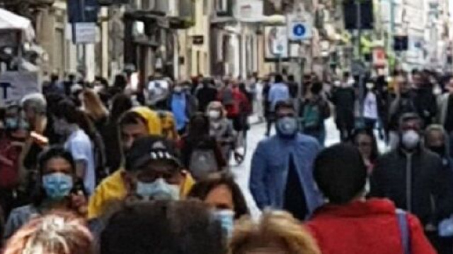 Fase 2 a Napoli, prima domenica di passeggiate e gente in strada: droni per i controlli.