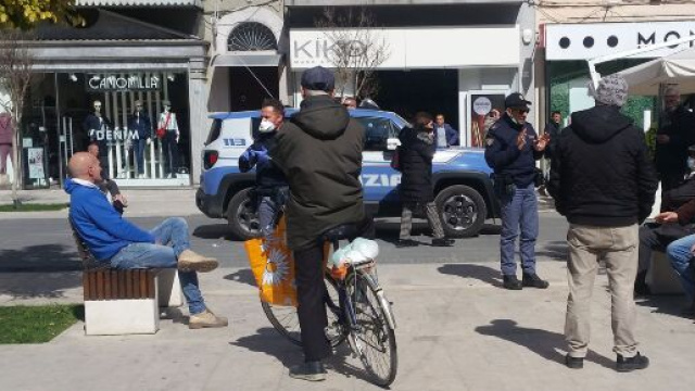 Foggia, assembramenti vicini ai bar e nella movida, il sindaco: 'Irresponsabili'