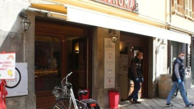 I carabinieri dei Nas escono dal Bar Roma dopo un controllo