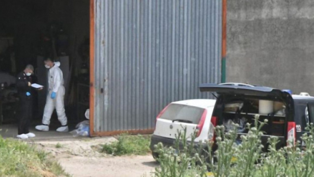 I Carabinieri effettuano i rilievi all'interno del capanno dell'azienda agricola.