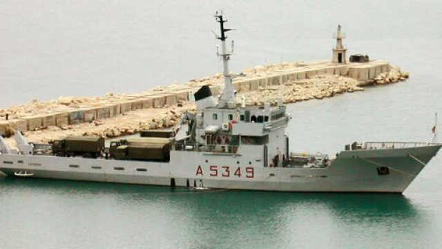 La conclusione delle indagini sul caso di contrabbando di sigarette e farmaci su una nave della Marina Militare ha portato a sei arresti.