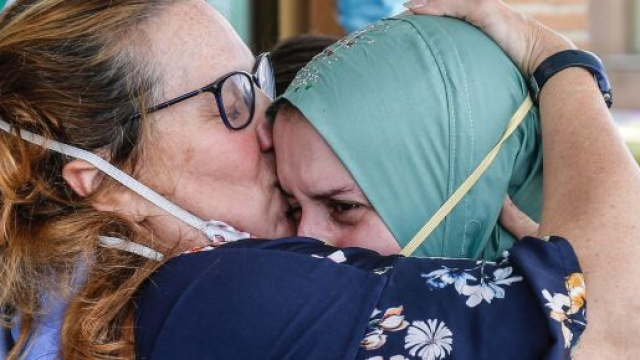 L'abbraccio tra Silvia Romano e sua madre