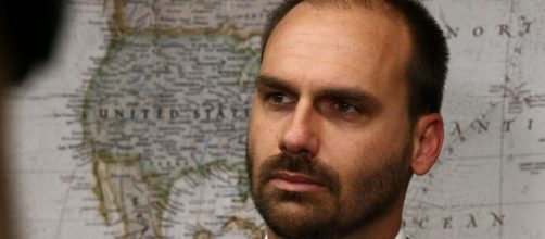 Eduardo Bolsonaro usa arma em ch&aacute; de revela&ccedil;&atilde;o de seu primeiro filho. (Arquivo Blasting News)