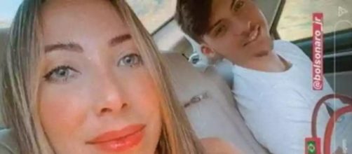 Namorada de filho de Bolsonaro perde tia para covid-19 e alerta: 'N&atilde;o &eacute; gripezinha'. (Arquivo Blasting News)