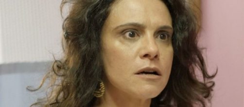 Malu Galli na sequ&ecirc;ncia em que sair&aacute; correndo pelas ruas enrolada em uma toalha na novela das sete. ( Reprodu&ccedil;&atilde;o/TV Globo )