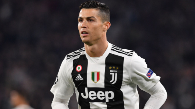 Cristiano Ronaldo si allena a casa con il figlio Cristiano Junior