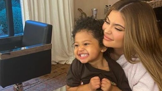 Kylie Jenner et Stormi Webster (source : capture Twitter)