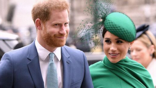 Meghan Markle controllerebbe Harry: il principe ora parlerebbe come la moglie