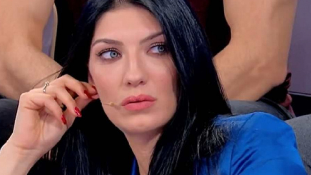 U&D, anticipazioni 14 maggio: Giovanna, gelosa di Alessandro, lo rincorre nel backstage.