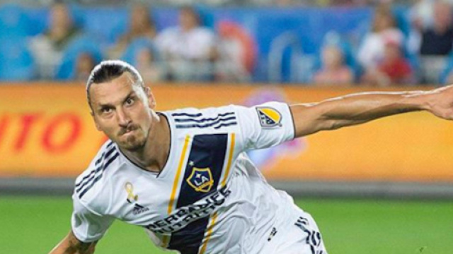 Zlatan Ibrahimovic film&eacute;e dans les rues de Stockholm au bord de sa Ferrari exclusive. Credit : Instagram/iamzlatanibrahimovic