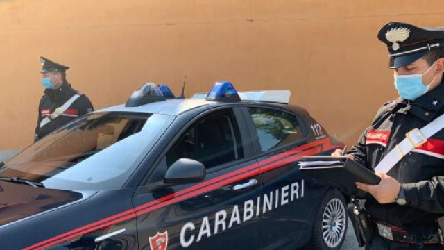 Lecce, ragazzini privi di mascherine multati dai carabinieri.