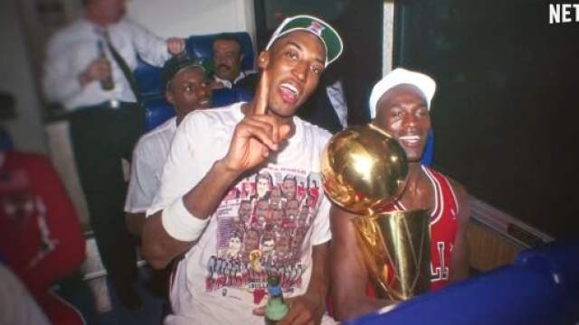 Scottie Pippen e Michael Jordan in una scena di The Last Dance.