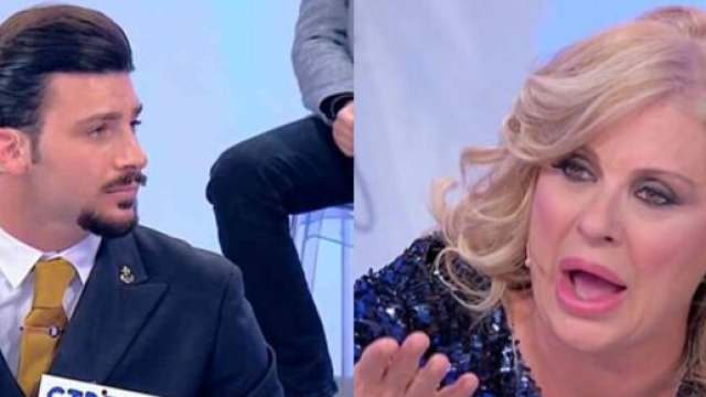 Uomini e Donne, Tina ironizza sulla coppia Sirius/Nicola: 'Il nipote si sta alterando'.