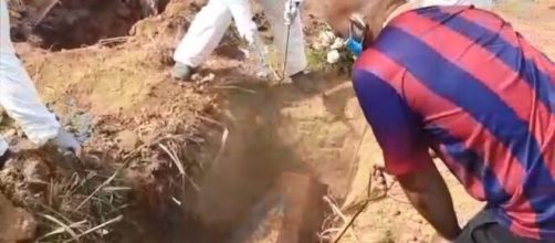 Parente teve que ajudar no sepultamento. (reprodu&ccedil;&atilde;o).