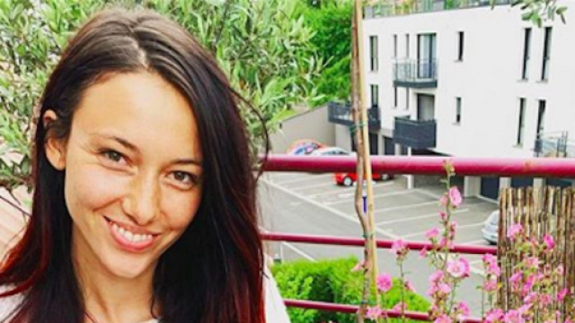 Delphine Wespiser pose dans son jardin apr&egrave;s une cueillette de cerises. Credit : Instagram/wespiserd