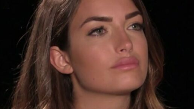 Nilufar Addati cade dalla sua bicicletta.