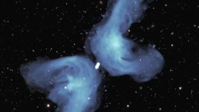 Universo, un nuovo mistero da risolvere: due 'boomerang' luminosi escono da un buco nero.