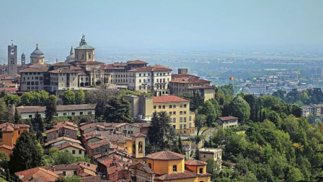 Bergamo, assembramenti sulla 'Corsarola' in pieno pomeriggio: indignazione sui social