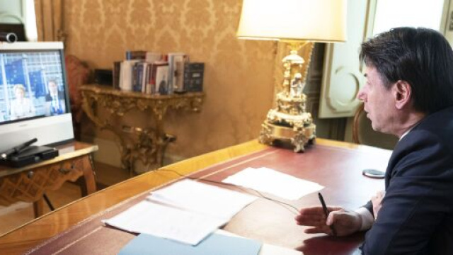 Conte con Speranza e Boccia in conferenza con i Presidenti delle Regioni.