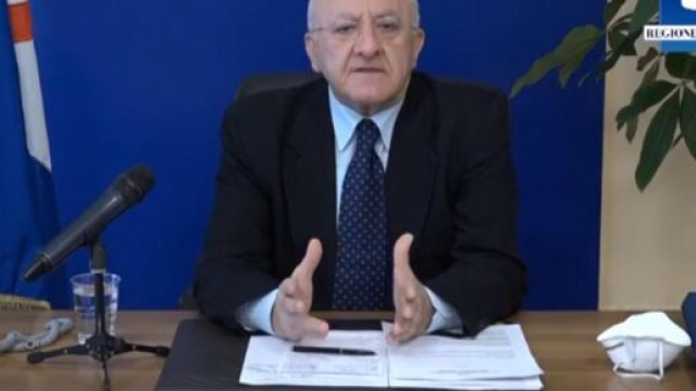 Covid-19, in Campania il governatore De Luca ha deciso di non far riaprire bar e ristoranti