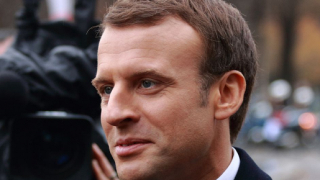 Le pr&eacute;sident Macron r&eacute;fl&eacute;chit &agrave; une sortie de crise du COVID 19. &copy; R&eacute;mi Jouan, CC-BY-SA, GNU Free Documentation License, Wikimedia Commons