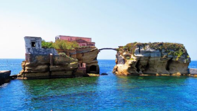 Il comune di Napoli chiude la Gaiola per evitare assembramenti in spiaggia.